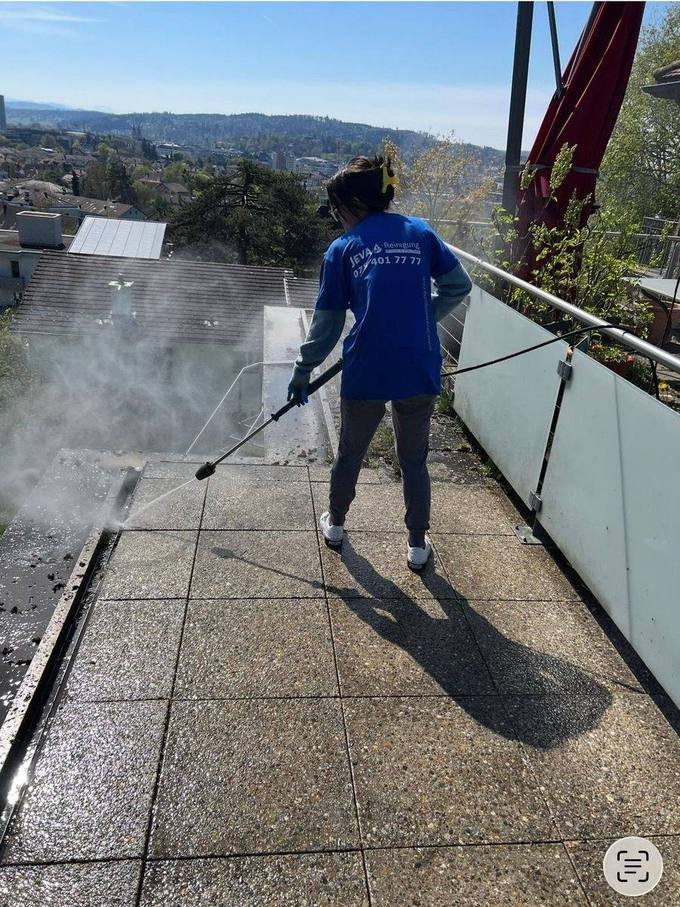 Dieselbe Terrasse nach der Hochdruckreinigung, die gereinigte Fläche hebt sich deutlich ab